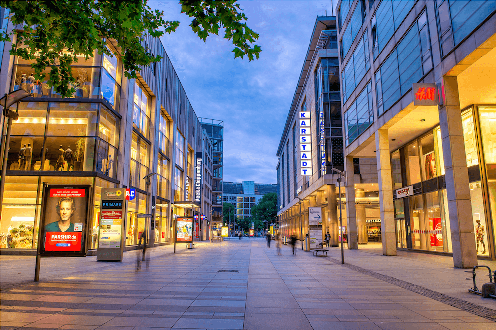 Einkaufsstraße in einer Innenstadt