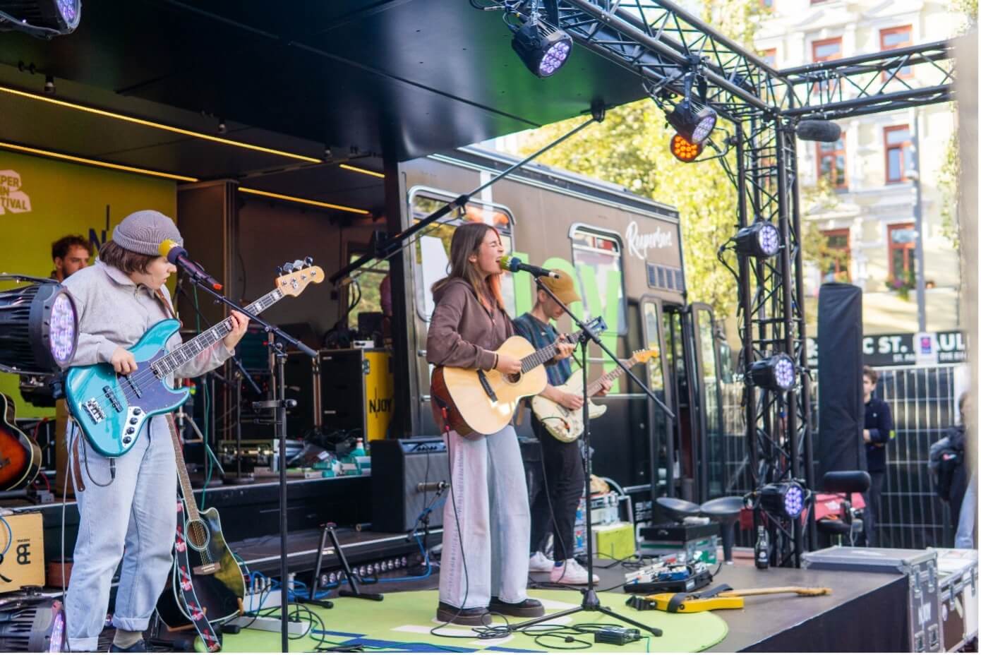 Musikact auf der Bühne des Reeperbahn Festivals