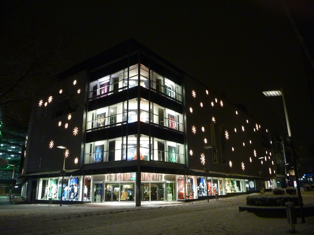 Warenhaus von Galeria Karstadt bei Nacht