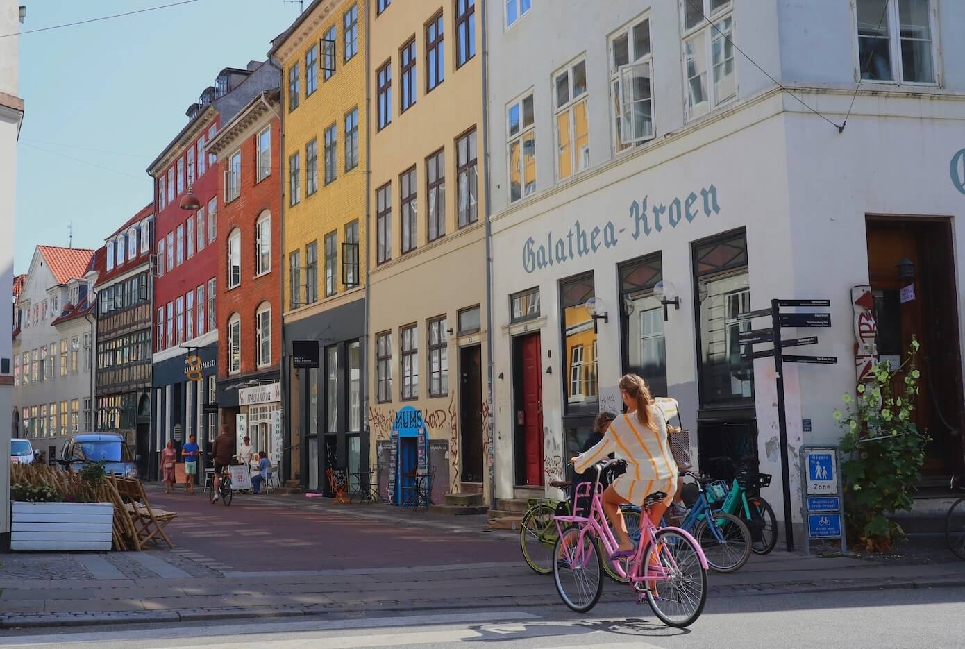 Frau fährt mit Fahrrad durch Kopenhagen