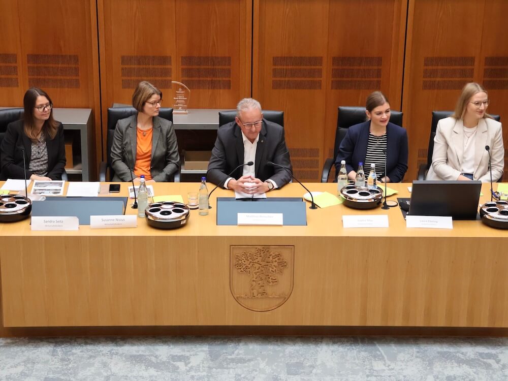 Sophie May spricht in einem Plenum zur Stadtentwicklungsstrategie