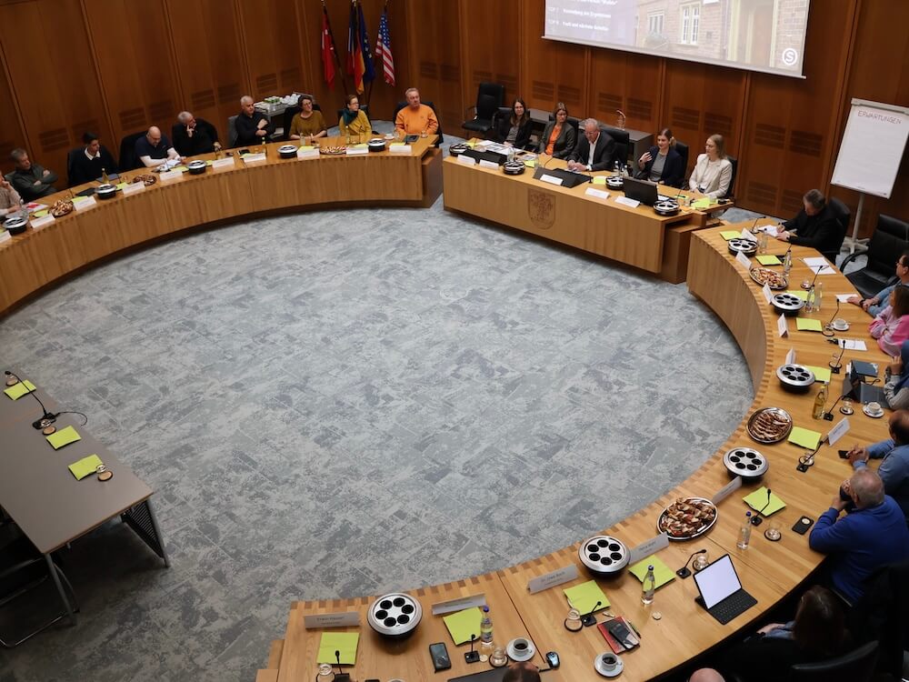 Sophie May spricht in einem Stadtplenum zu Stadtentwicklung und Innnenstadtentwicklung