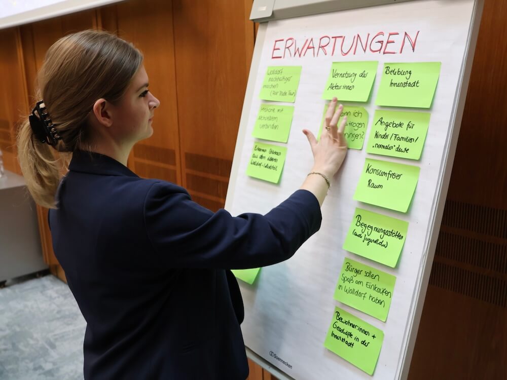 Sophie May an einer Pinnwannd bei einem Workshop zur Innenstadtentwicklung